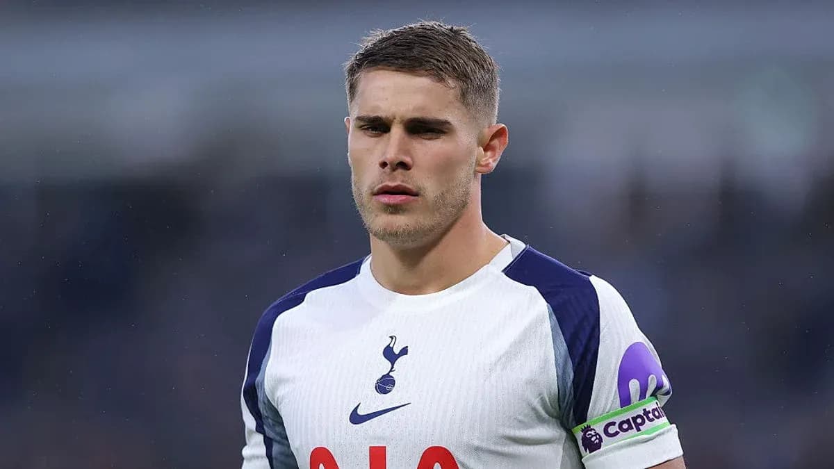 Jugador de Tottenham con cinta de capitán en el campo