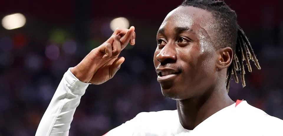 Jugador celebrando con gesto de saludo durante partido