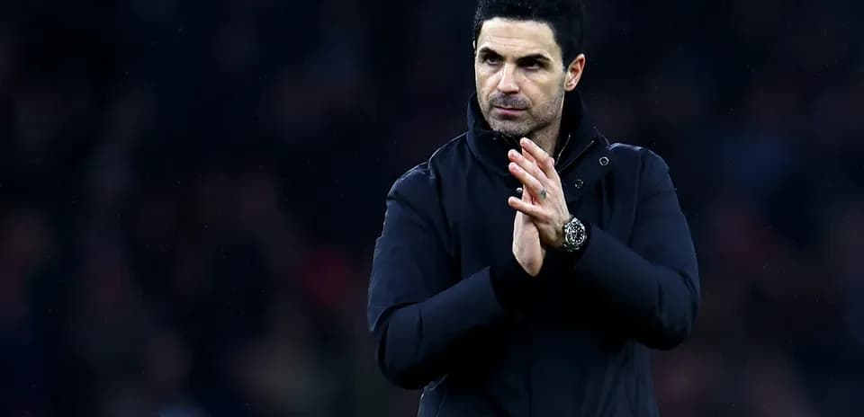 Entrenador aplaudiendo en el campo durante partido