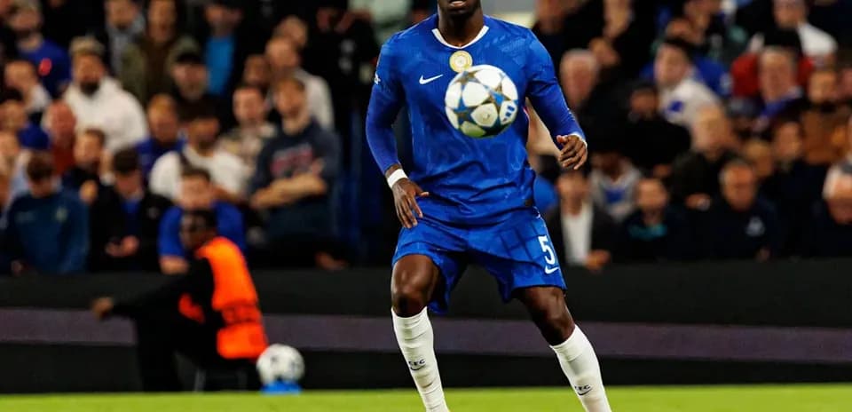 Jugador del Chelsea controlando el balón en el campo