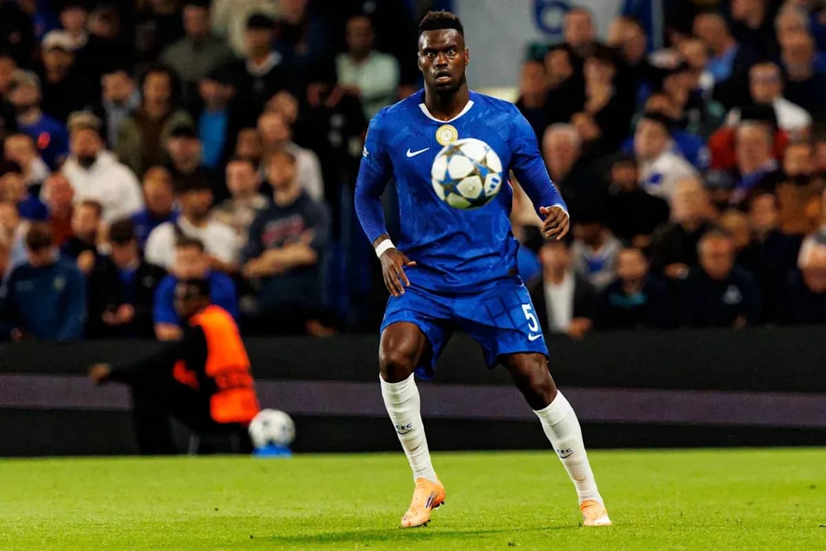 Jugador del Chelsea controlando el balón en el campo