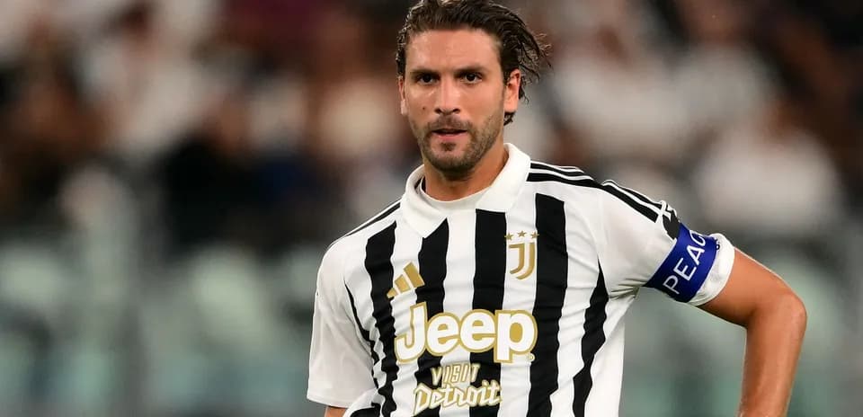 Jugador de Juventus con banda de capitán en el campo