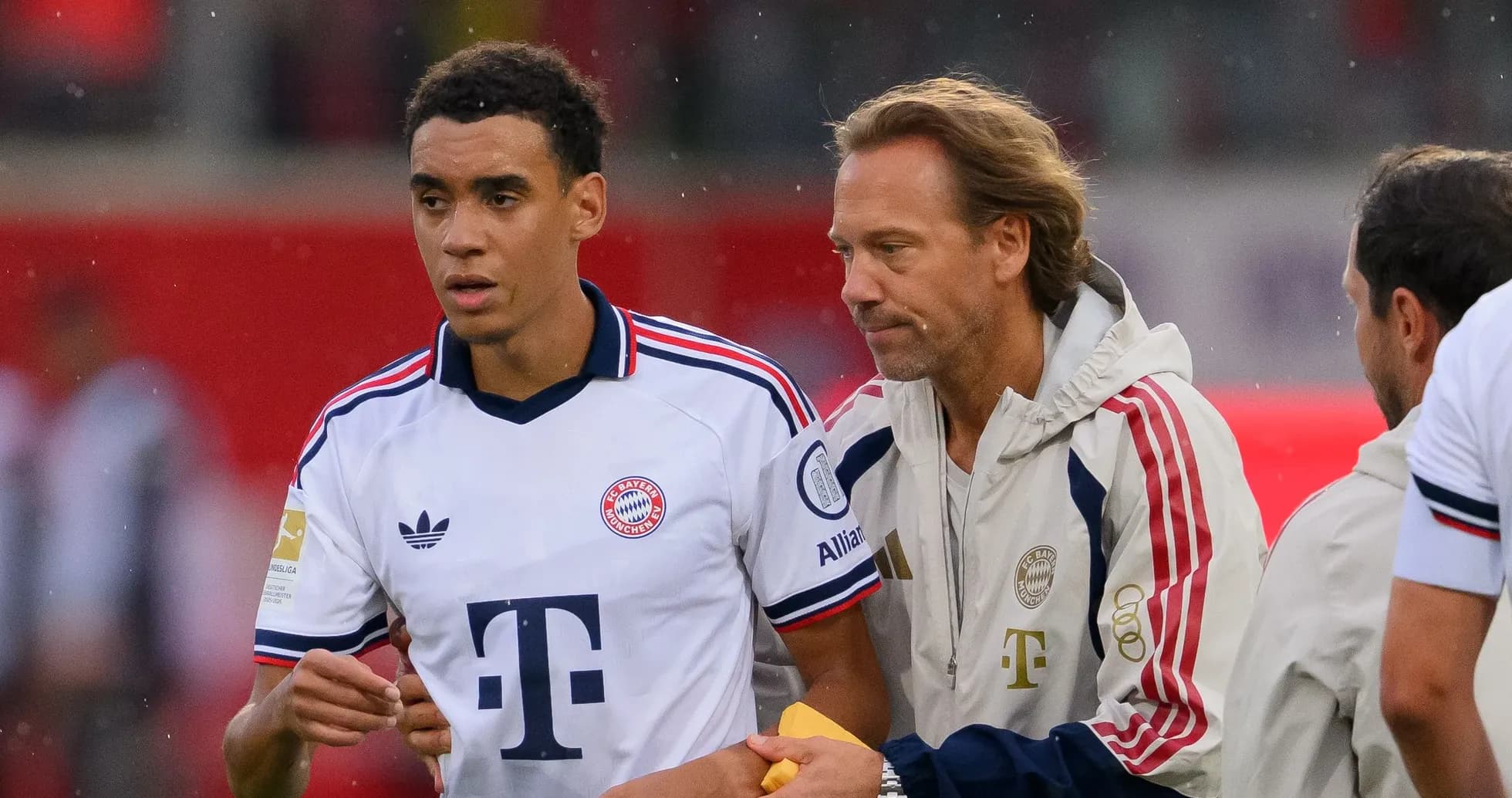 Jugador de Bayern Munich siendo asistido por entrenador