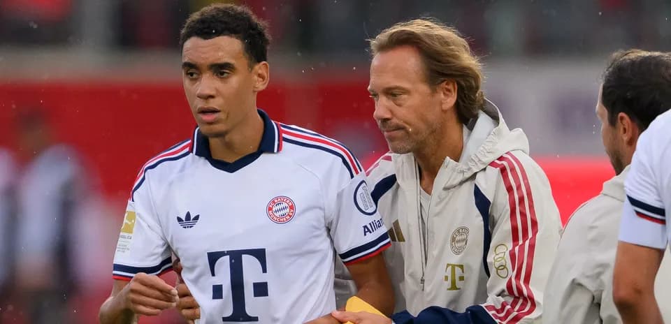 Jugador de Bayern Munich siendo asistido por entrenador