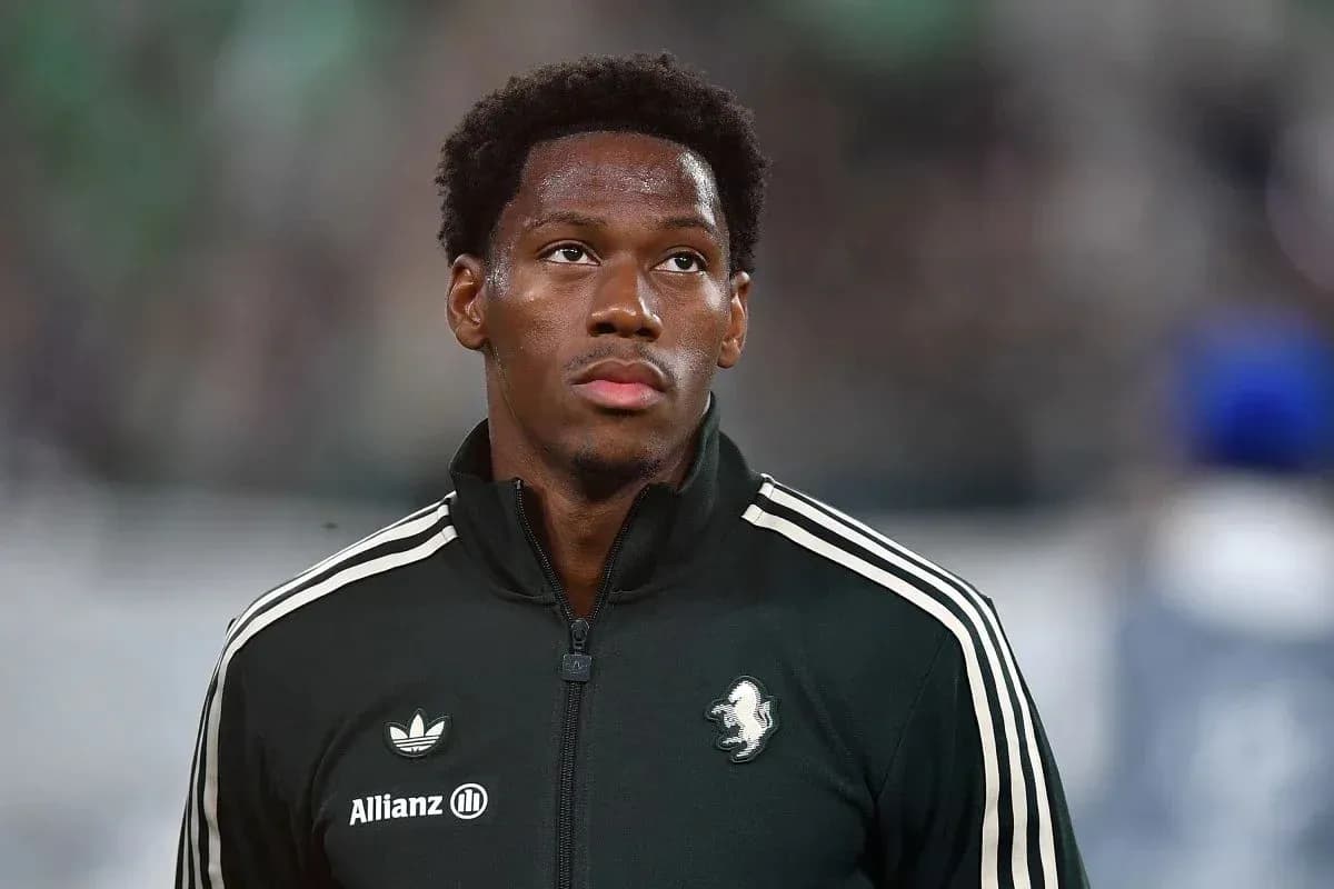 Jugador en uniforme de calentamiento en el campo