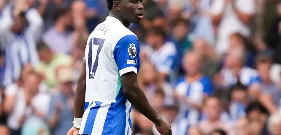 Jugador con camiseta del Brighton en el campo