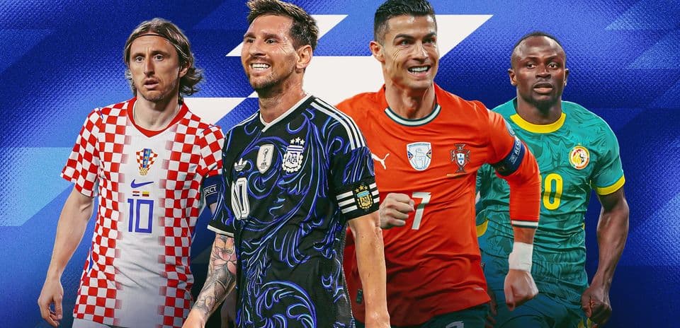 Cuatro futbolistas destacados en un fondo colorido