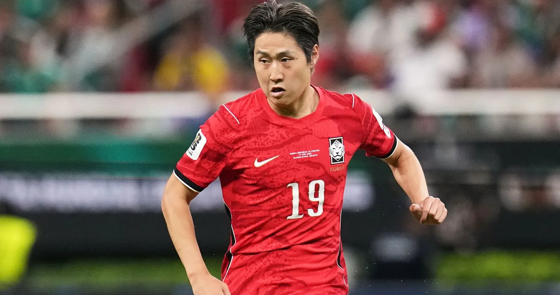 Jugador de Corea del Sur corriendo en partido