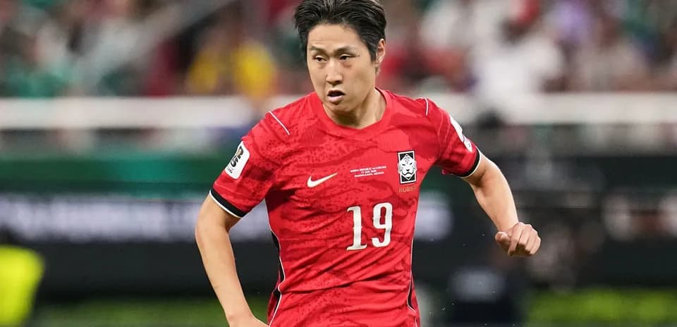 Jugador de Corea del Sur corriendo en partido