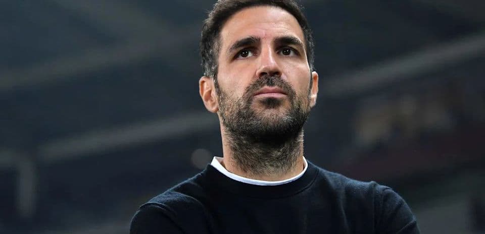 Hombre observando el partido desde la línea de banda