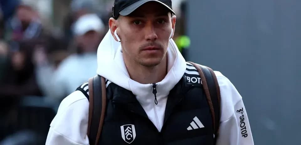Jugador de fútbol llegando al estadio con auriculares