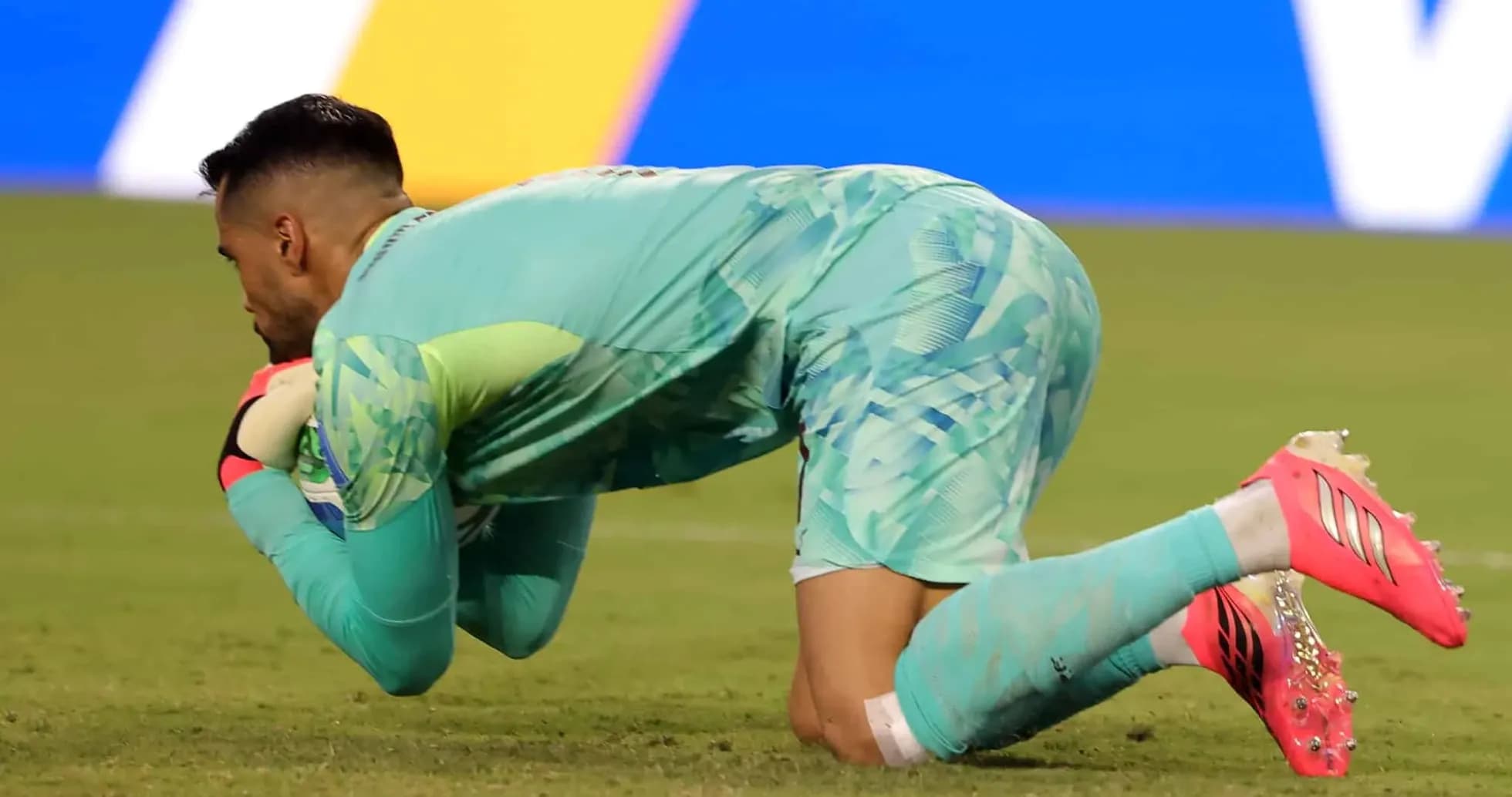 Portero atrapando el balón en el partido