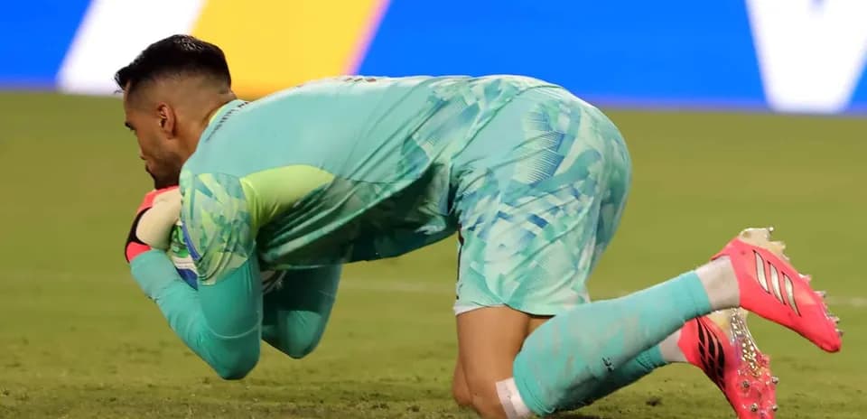 Portero atrapando el balón en el partido