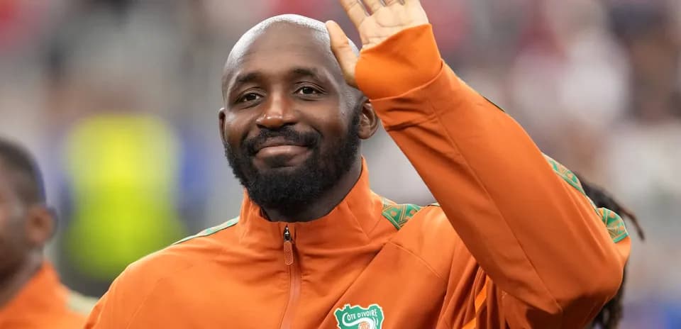 Jugador saludando con uniforme de Costa de Marfil