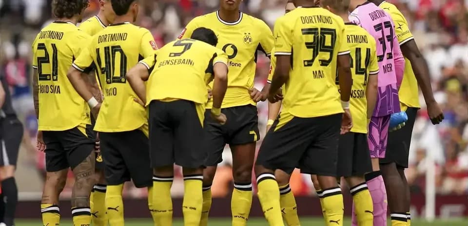 Jugadores de Borussia Dortmund en reunión en el campo