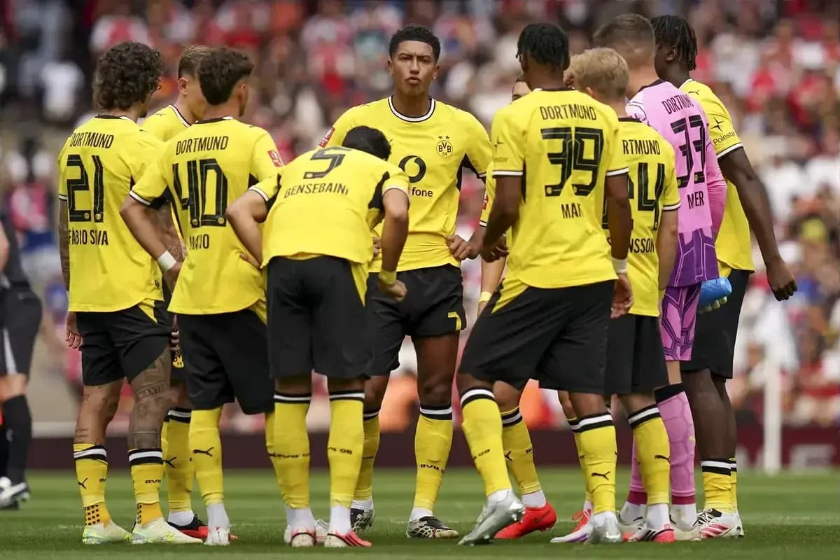 Jugadores de Borussia Dortmund en reunión en el campo