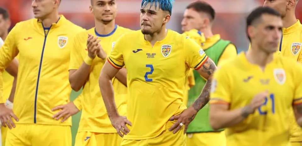Jugadores de Rumania en el campo después del partido