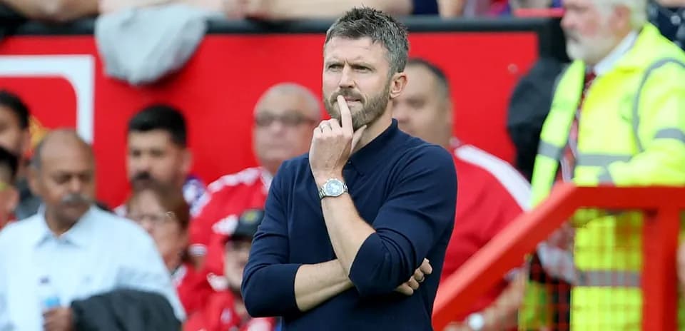 Entrenador pensativo en un partido de fútbol