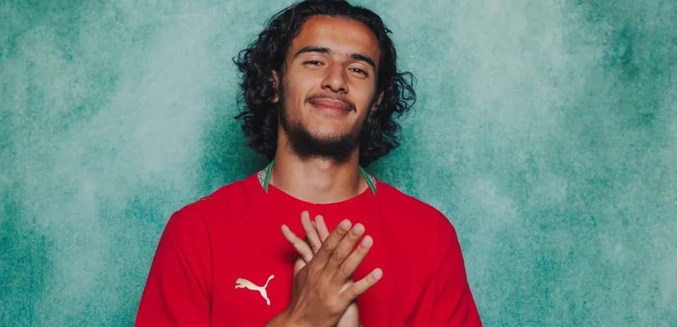 Jugador de fútbol posando con camiseta roja