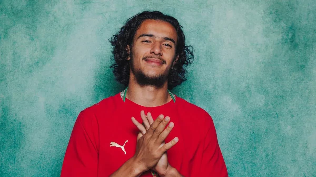 Jugador de fútbol posando con camiseta roja