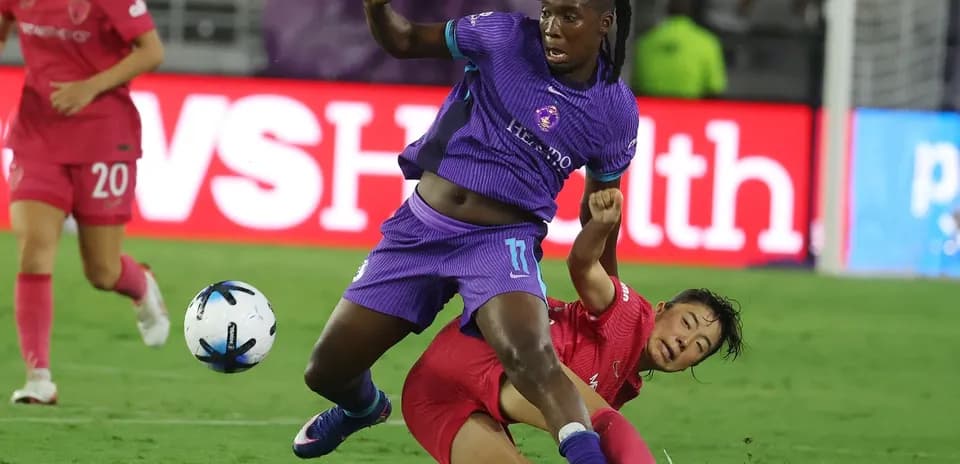 Jugadora cae durante partido de fútbol