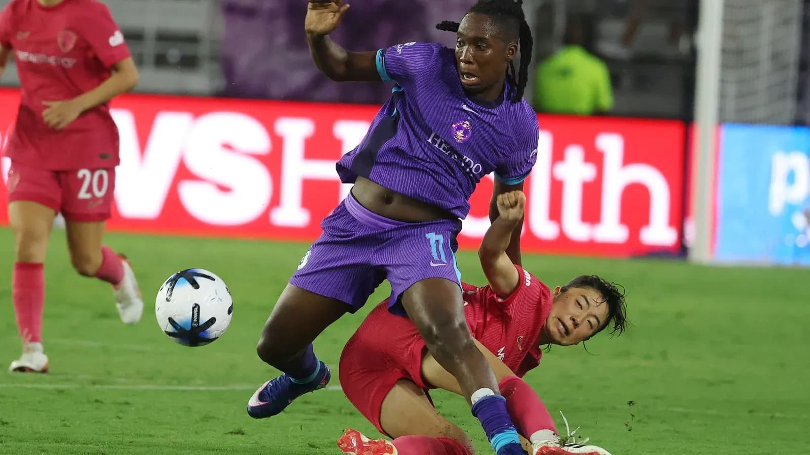 Jugadora cae durante partido de fútbol