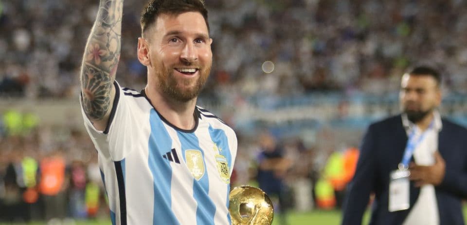 Jugador levantando la Copa del Mundo en celebración