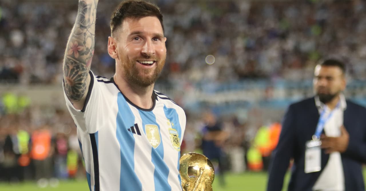 Jugador levantando la Copa del Mundo en celebración