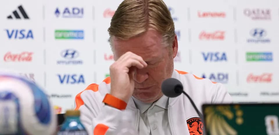 Entrenador en conferencia de prensa, rostro cabizbajo