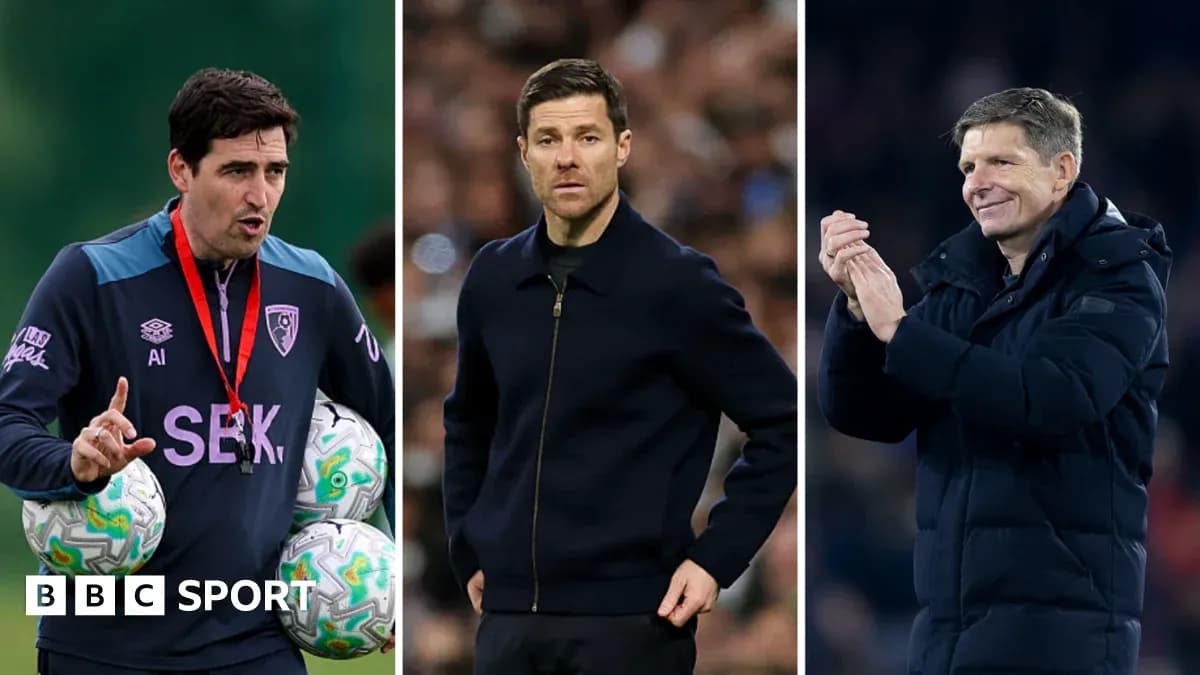 Tres entrenadores de fútbol en diferentes momentos