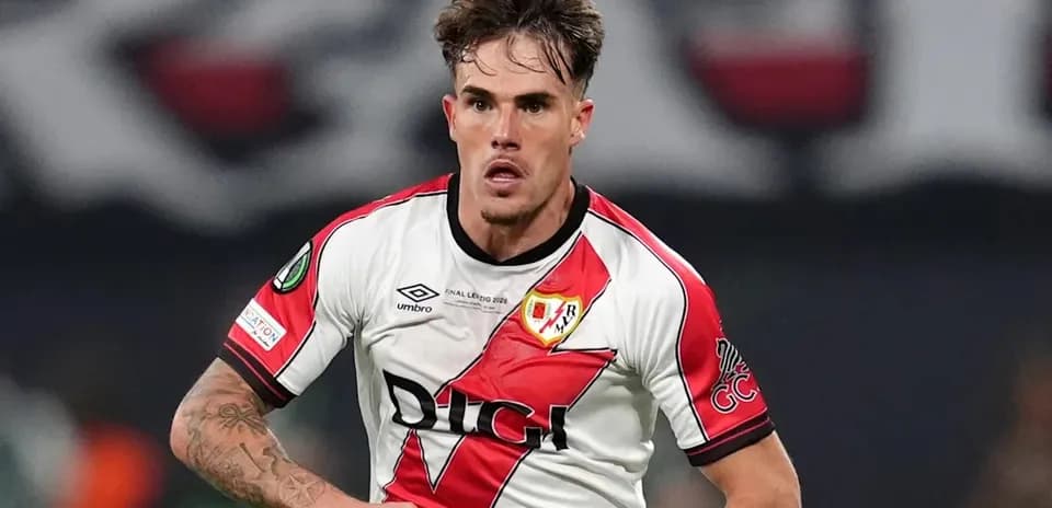 Jugador de Rayo Vallecano corriendo durante el partido