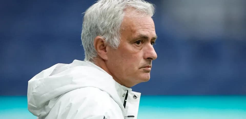 Entrenador mirando durante un partido de fútbol