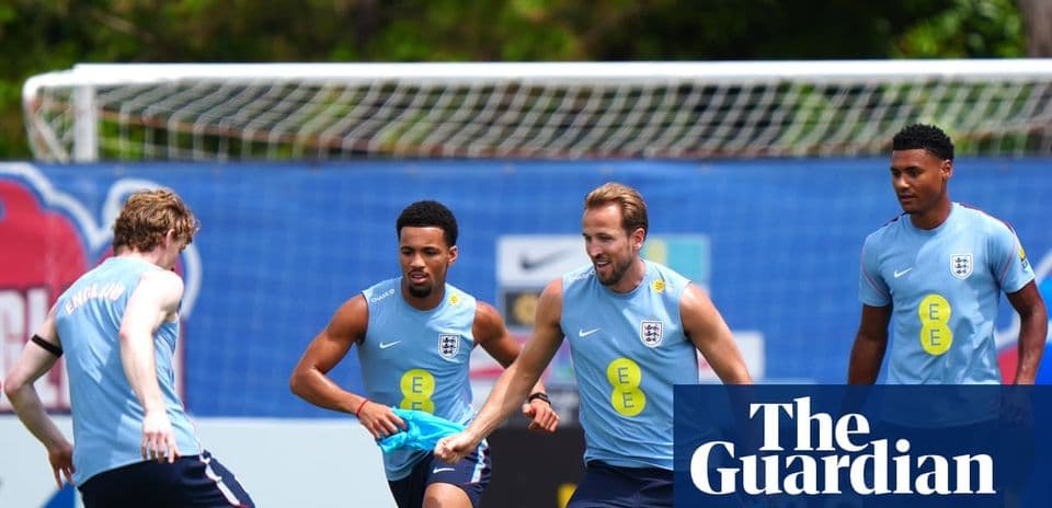 Jugadores de Inglaterra entrenando en sesión de práctica
