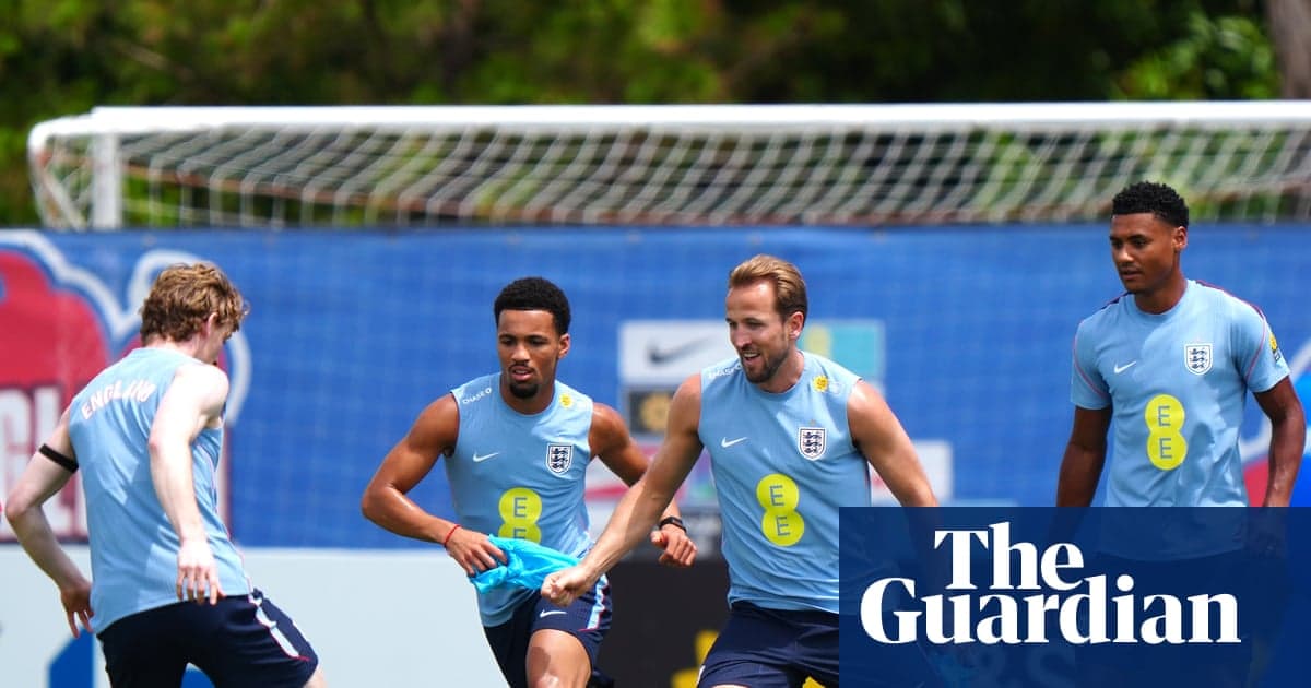 Jugadores de Inglaterra entrenando en sesión de práctica