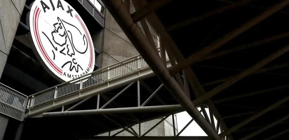 Logotipo de Ajax en el estadio de Ámsterdam