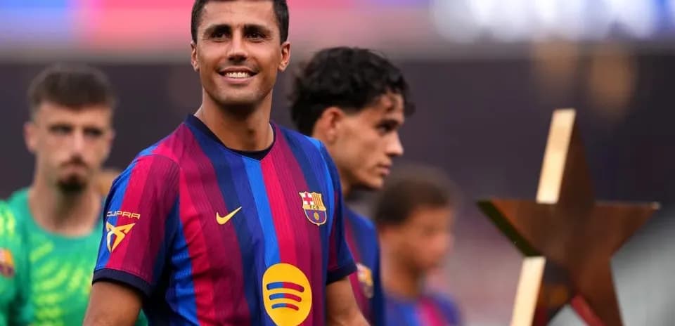Jugador del FC Barcelona sonriente con trofeo estrella