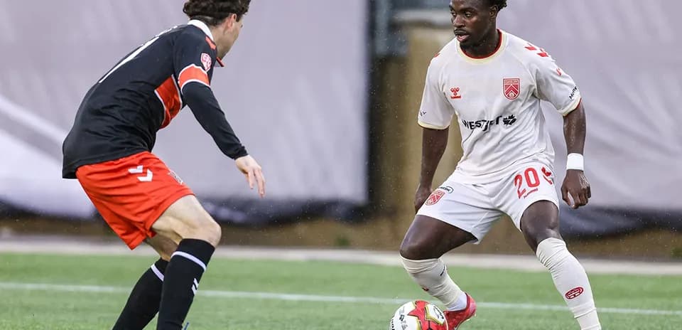 Jugador de Forge FC driblando a un oponente