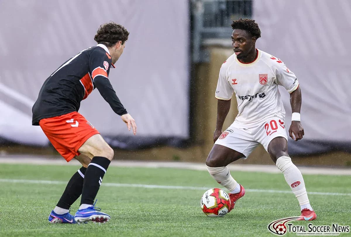 Jugador de Forge FC driblando a un oponente