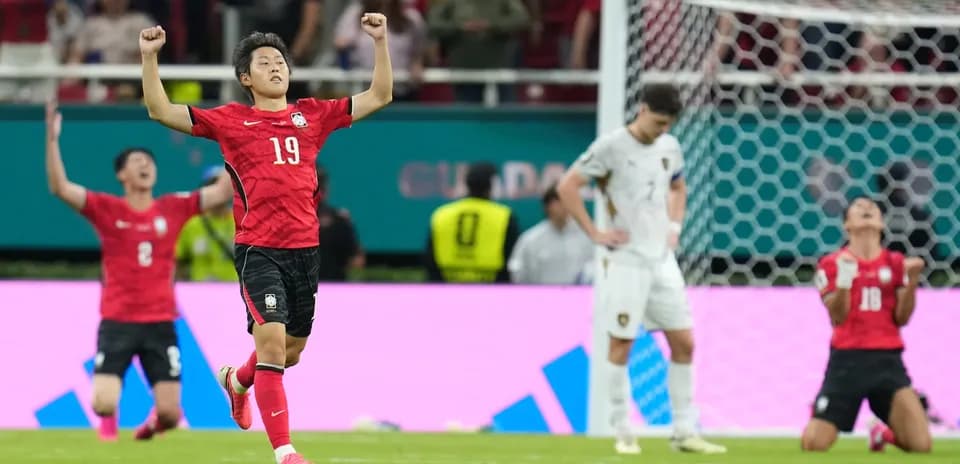 Jugador de Corea del Sur celebra un gol