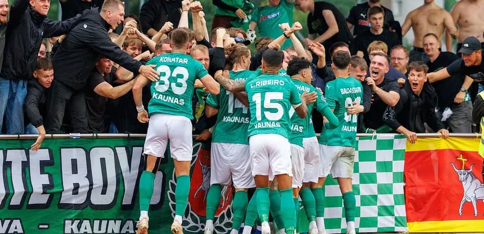 Jugadores de Žalgiris celebrando con la afición