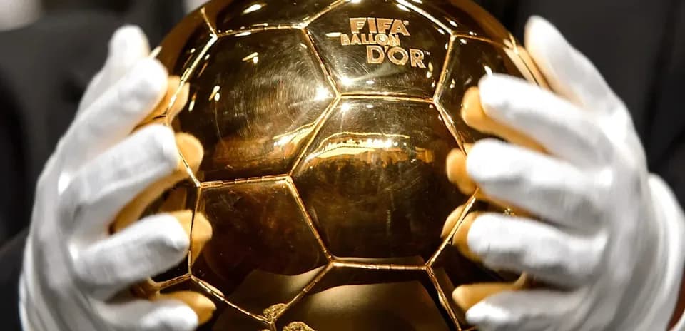 Trofeo Balón de Oro en manos de un presentador