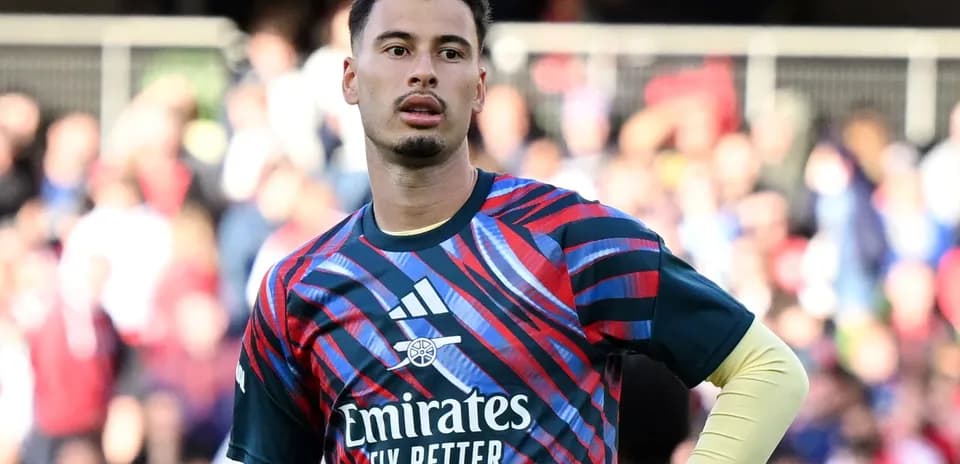 Portero de Arsenal en la cancha durante el partido