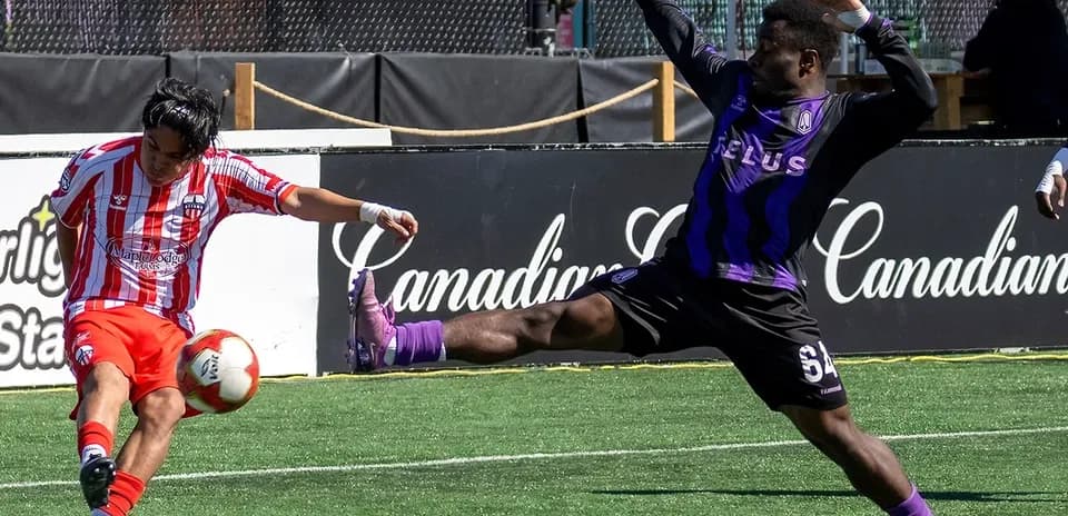 Jugador de Atlético Ottawa chutando el balón