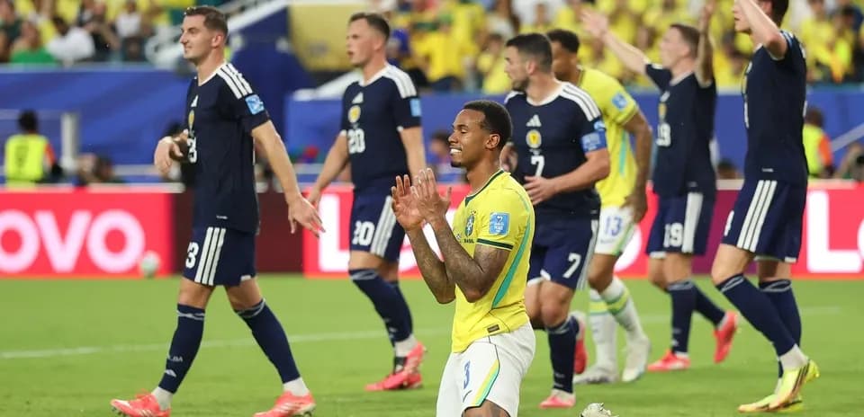 Jugadores de Brasil y Escocia en acción durante el partido