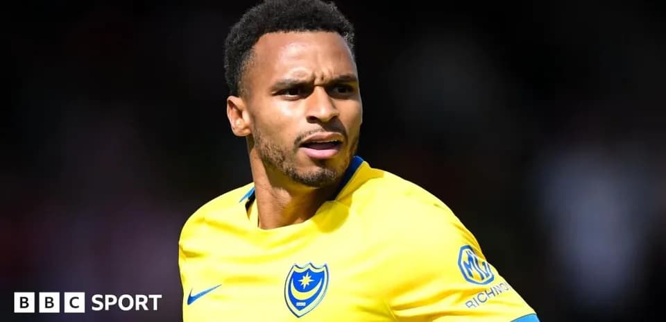 Jugador de Portsmouth en uniforme amarillo durante partido