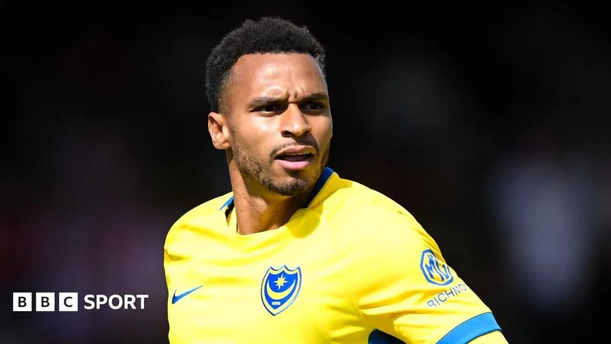 Jugador de Portsmouth en uniforme amarillo durante partido