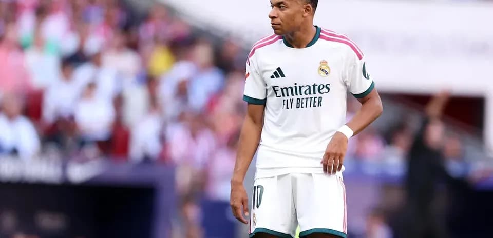 Kylian Mbappé en campo con camiseta del Real Madrid
