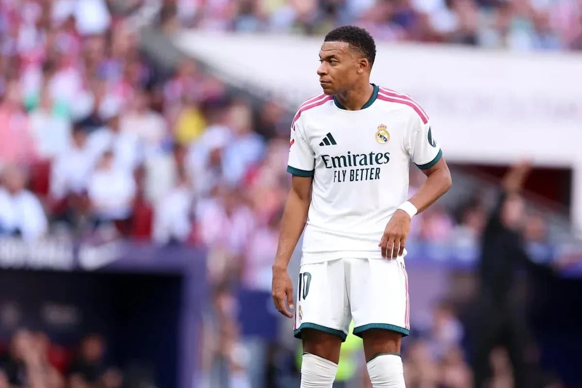 Kylian Mbappé en campo con camiseta del Real Madrid