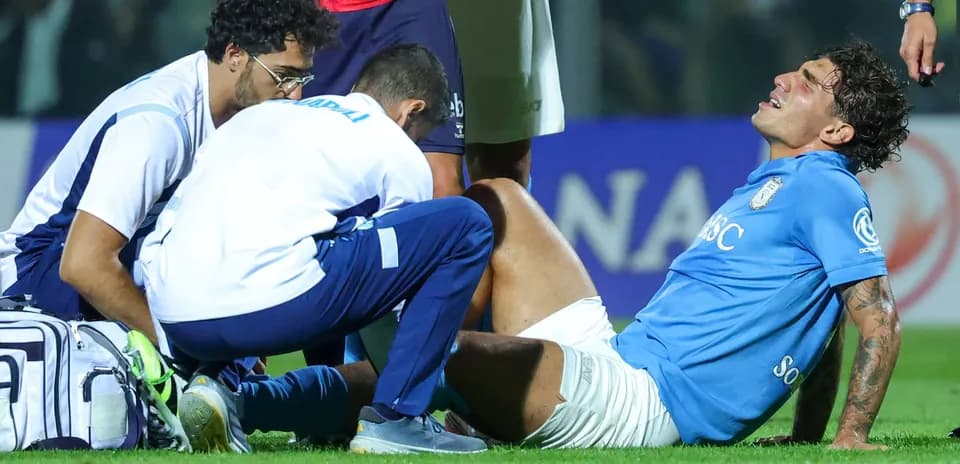 Jugador recibiendo atención médica en el campo