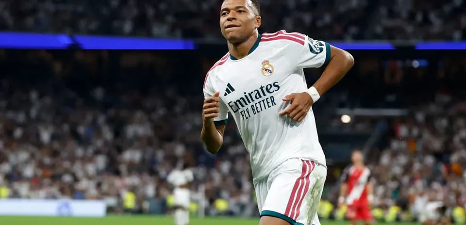 Jugador de Real Madrid corriendo durante un partido